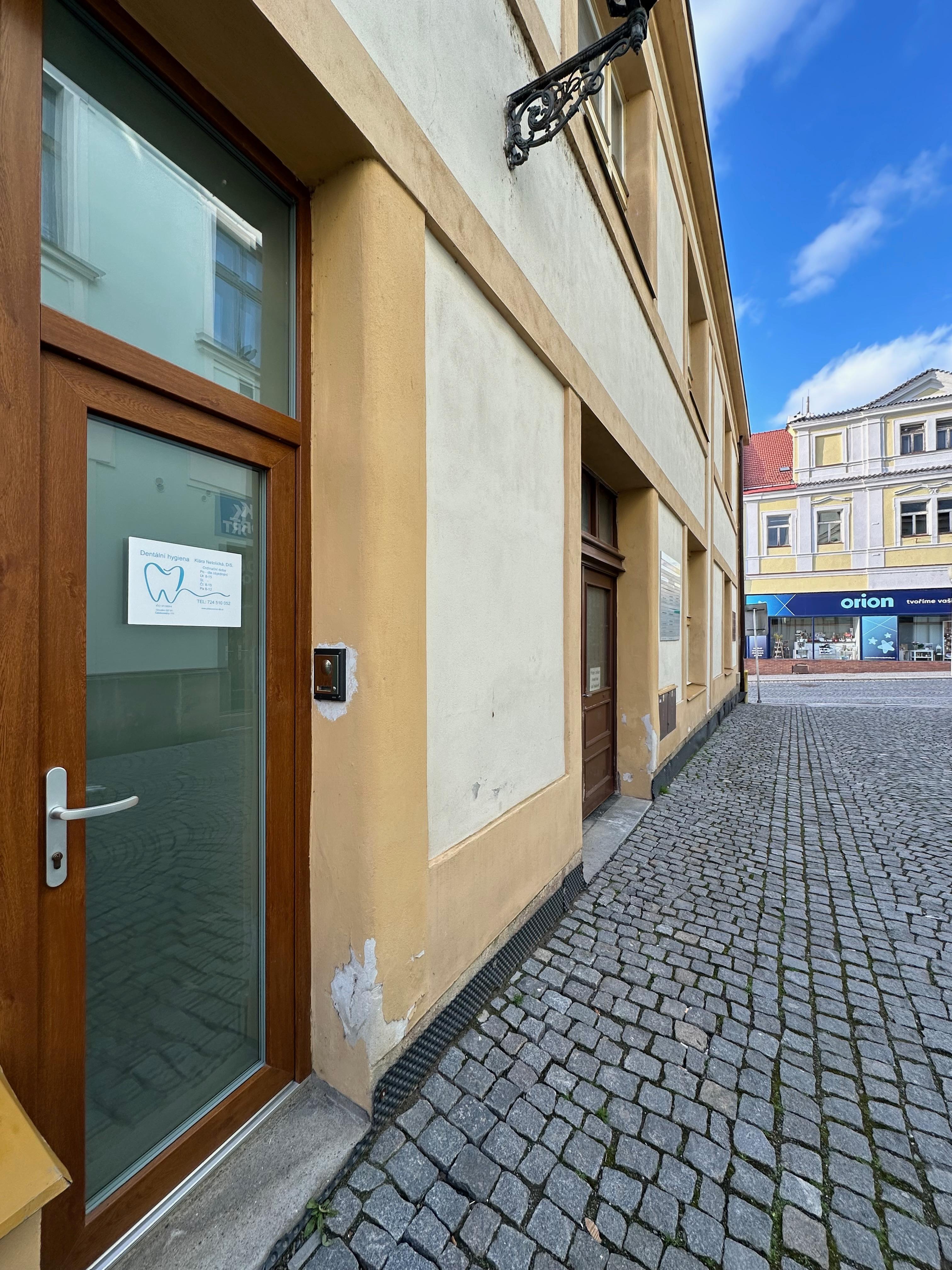 Venkovní pohled na dvou patrovou, béžovou budovu budovu dentální hygieny Pardubice