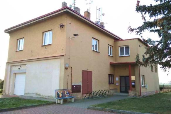 Venkovní pohled na dvou patrovou, béžovou budovu budovu dentální hygieny Pardubice