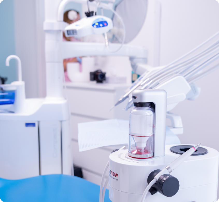 Moderní interiér a vybavení ordinace s výhledem z okna do přírody