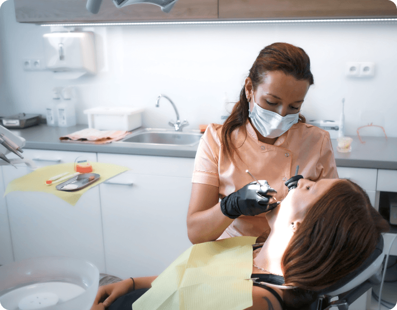 Pacient na pravidelné kontrole v ordinaci dentální hygieny Kláry Netolické